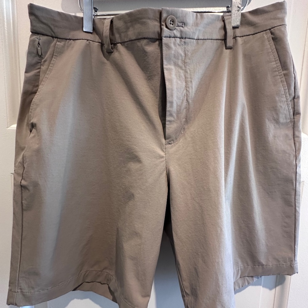 Vineyard Vines Men's Flat Front Shorts in Khaki
